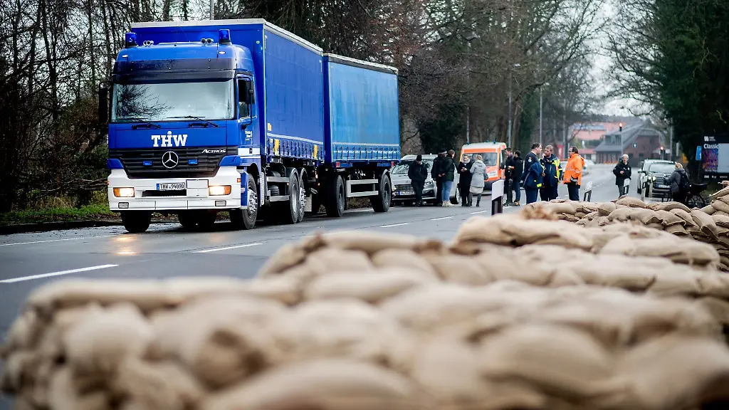 Einsatzkraefte-des-Technischen-Hilfswerks-THW-sind-im-Einsatz