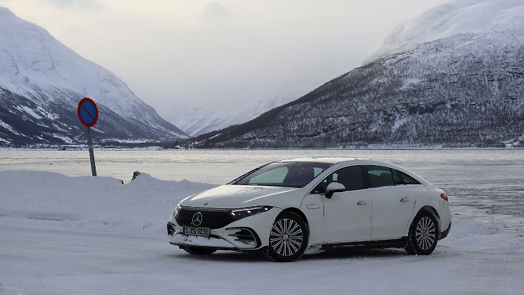 Auch im Winter kann man mit einem E-Auto auf Reisen gehen. Mit ein paar einfachen Maßnahmen lassen sich dabei einige Extrakilometer aus dem Akku kitzeln.