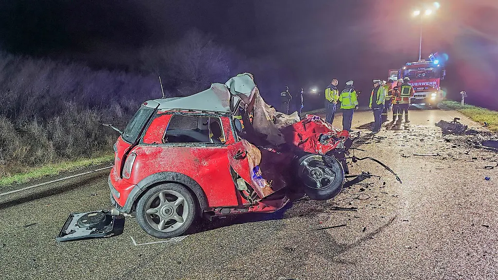 Ein-zerstoerter-PKW-steht-auf-der-B3-zwischen-Appenweier-und-Renchen