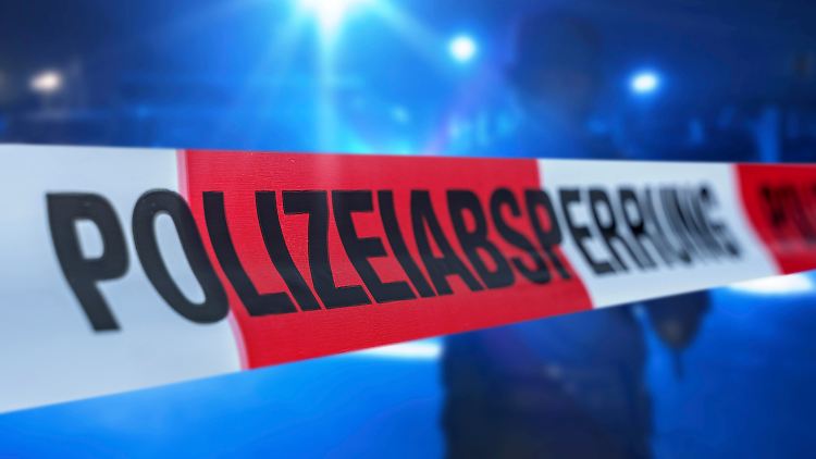 Die Kriminalpolizei ist derzeit noch am Tatort und sichert Spuren.