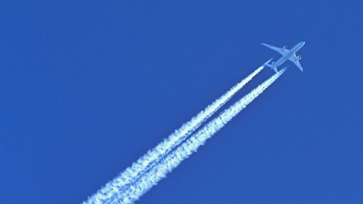 Langlebige Kondensstreifen von Flugzeugen lassen sich einer neuen Untersuchung zufolge schon durch eine geringe Veränderung der Flughöhe vermeiden.