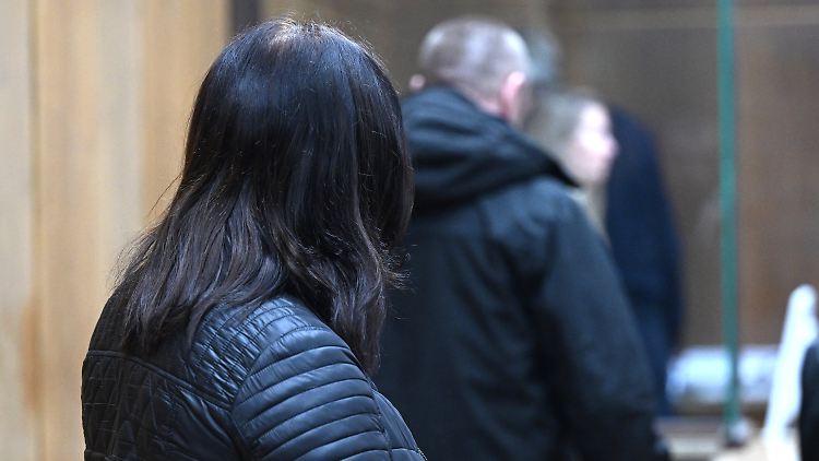 Die beiden Angeklagten stehen vor der Urteilsverkündung im Gerichtssaal im Landgericht Hannover. 