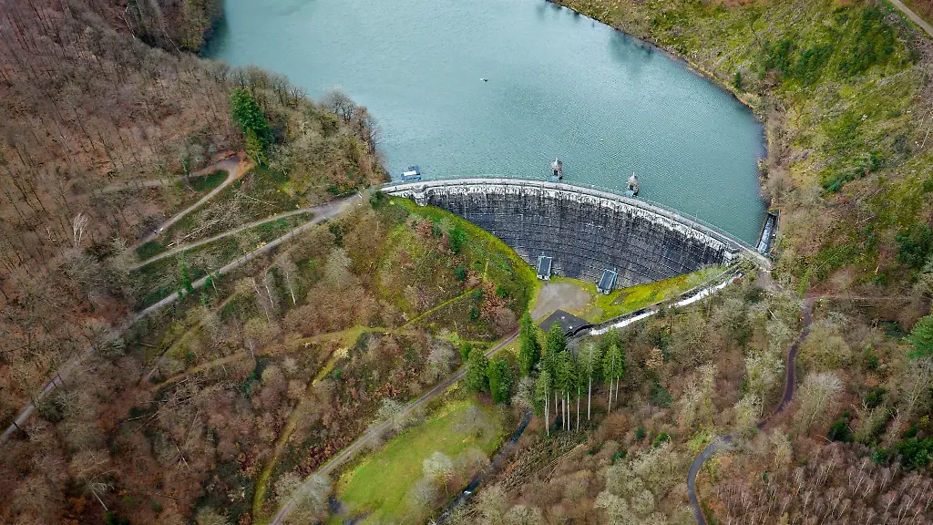 An-der-Sengbachtalsperre-in-Solingen-steht-das-Wasser-hoch-bis-dicht-unter-die-Krone-der-Staumauer