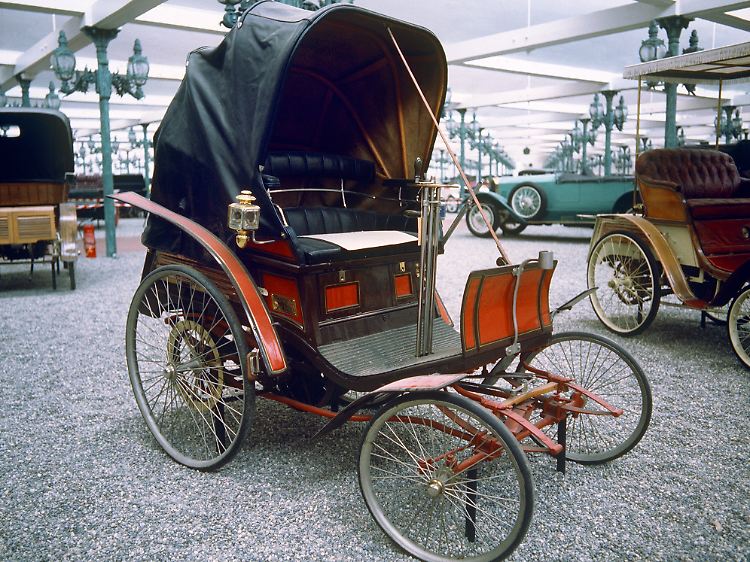 Ein Benz Velo aus dem Jahr 1897, der erste Serienwagen der Welt, im Automobilmuseum Schlumpf im elsässischen Mühlhausen.