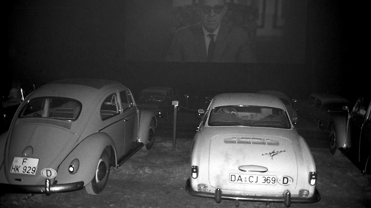 Die erste Filmvorführung im ersten Autokino Deutschlands in Gravenbruch bei Frankfurt am Main und nach Rom dem zweiten Europas am 31. März 1960.