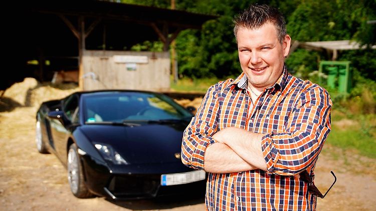 Bei aller Liebe - das Auto geht dann doch vor: Mutterkuhhalter Steffen.