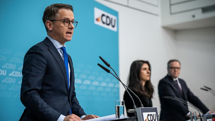Generalsekretär Linnemann stellte den Programmentwurf am Mittag mit der Bundestagsabgeordneten Serap Güler und dem Thüringer CDU-Chef Mario Voigt vor. 