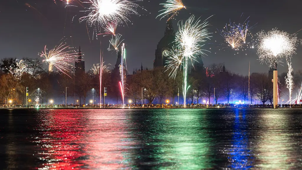 Feuerwerk-explodiert-am-Himmel-ueber-dem-Maschsee-und-dem-Neuen-Rathaus