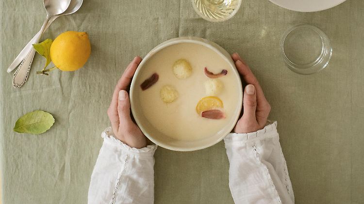 Frisch, fein und intensiv: Die Zitronensuppe lässt uns vom nächsten Italien-Urlaub träumen.