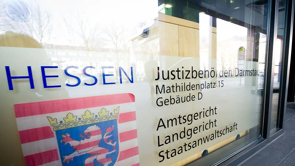 Der-Eingang-des-Landgerichts-und-Amtsgerichts-in-Darmstadt