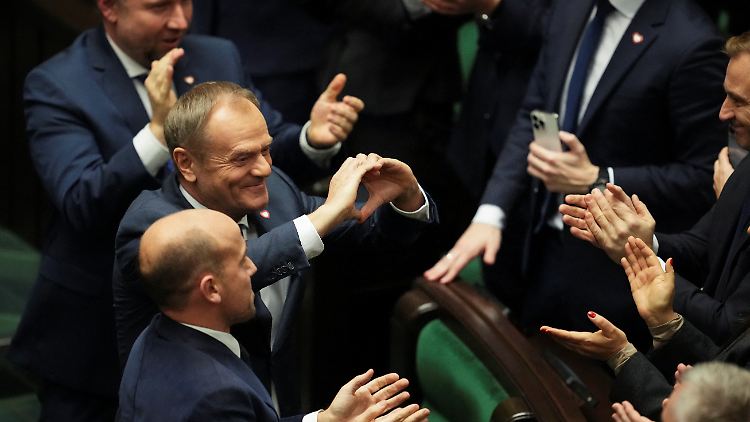 Tusk wurde nach dem Wahlerfolg in der Sejm gefeiert.