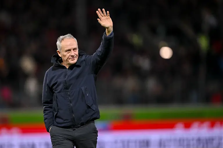 Freiburgs-Trainer-Christian-Streich-steht-vor-dem-Spiel-im-Stadion