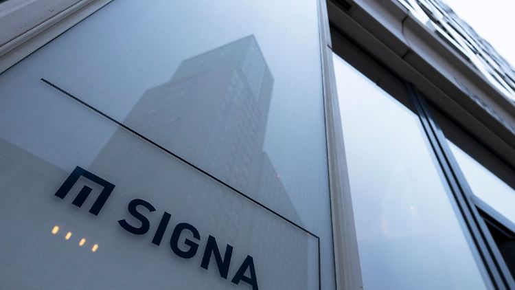 Der angeschlagene Immobilien- und Handelskonzern Signa hat einen seiner Manager entlassen.