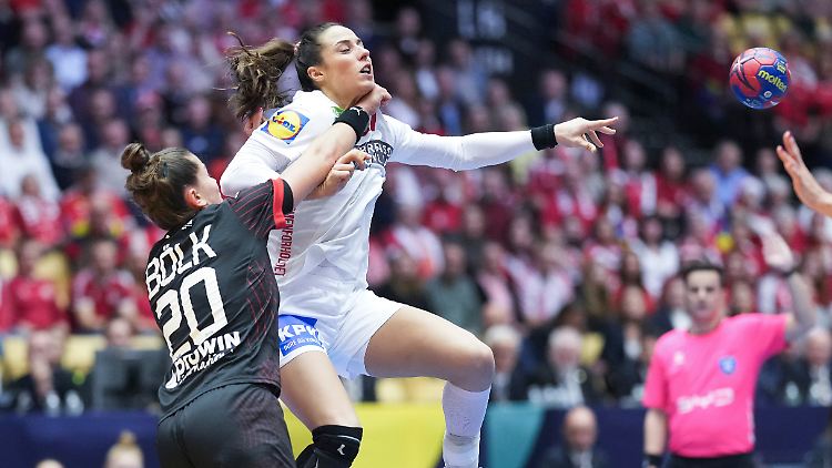 Gegen Dänemark mussten sich Deutschlands Handballerinnen um Emily Bölk geschlagen geben. 