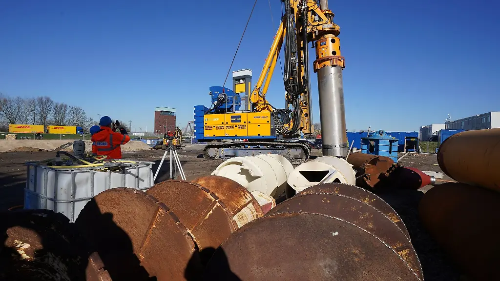 Ein-Drehbohrgeraet-bohrt-sich-auf-dem-Gelaende-des-stillgelegten-Kohlekraftwerks-Moorburg-in-den-Boden