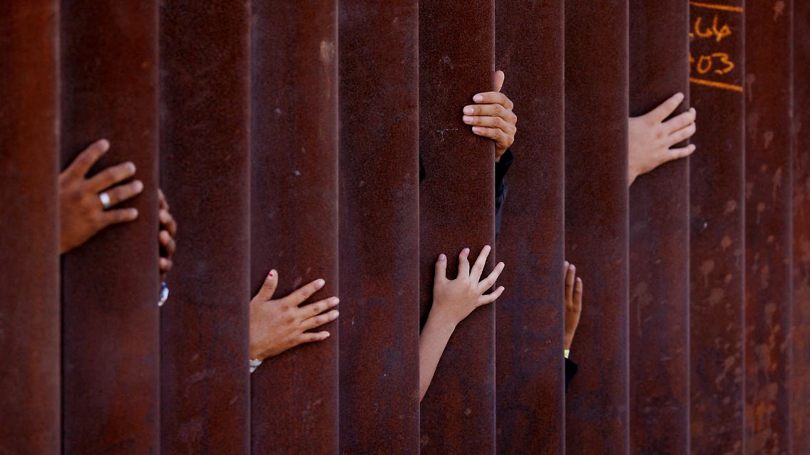 12. September: Flüchtende haben sich zwischen den beiden Grenzzäunen versammelt, die Mexiko und die USA trennen. Sie warten auf die Abfertigung durch die US-Einwanderungsbehörde in San Diego. Hunderttausende Menschen versuchen jedes Jahr, von Mexiko aus in die USA zu gelangen.