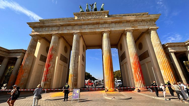 Nach der Farbattacke auf das Brandenburger Tor hat die Staatsanwaltschaft Anklage gegen sechs Klimaaktivisten erhoben. 