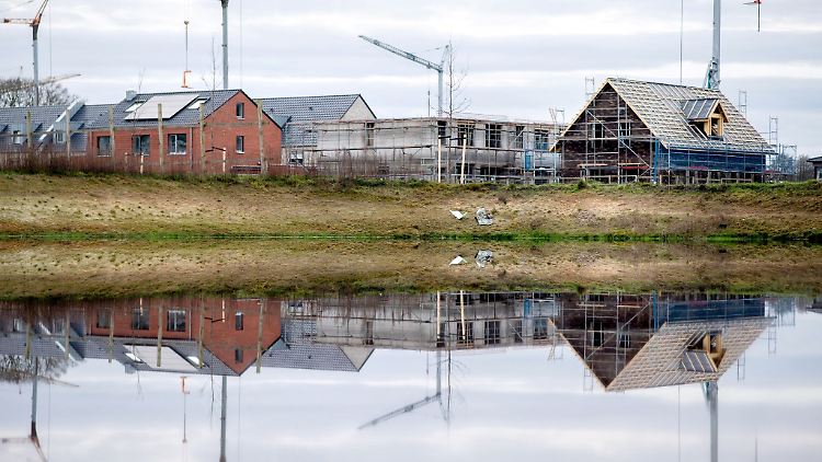Starkregen und versiegelte Flächen bedeuten Überflutungsgefahr. Hier sorgt ein Entwässerungsgräben dafür, dass Wasser abfließen kann, doch auch Hausbesitzer selbst sollten in Risikogebieten Maßnahmen ergreifen.