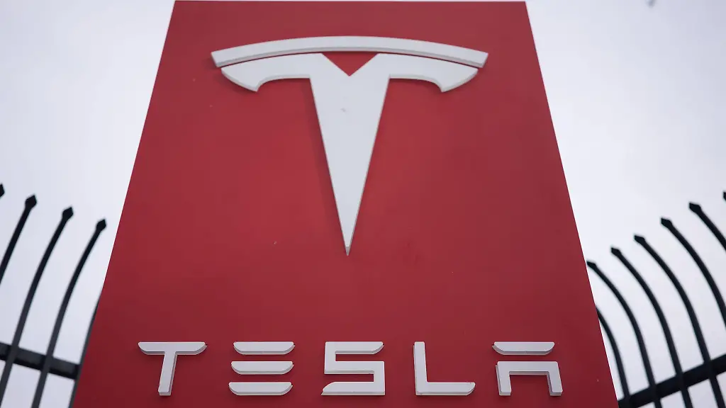 Ein-Tesla-Schild-vor-einem-Tesla-Autohaus