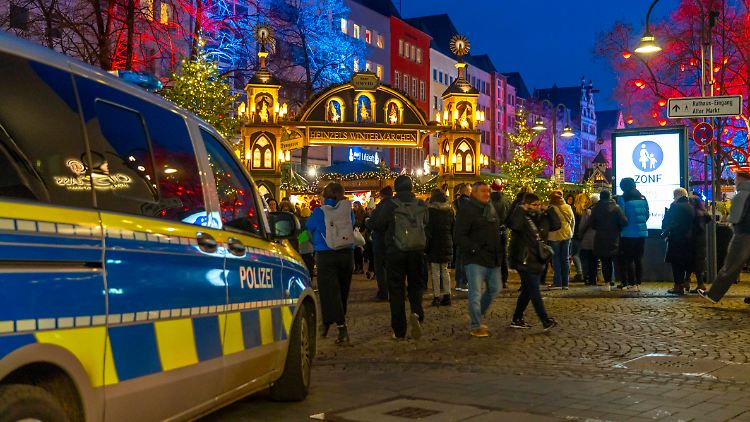 Die Behörden stufen die Gefahrenlage derzeit als hoch ein. Auf den Weihnachtsmärkten ist viel Polizei präsent.