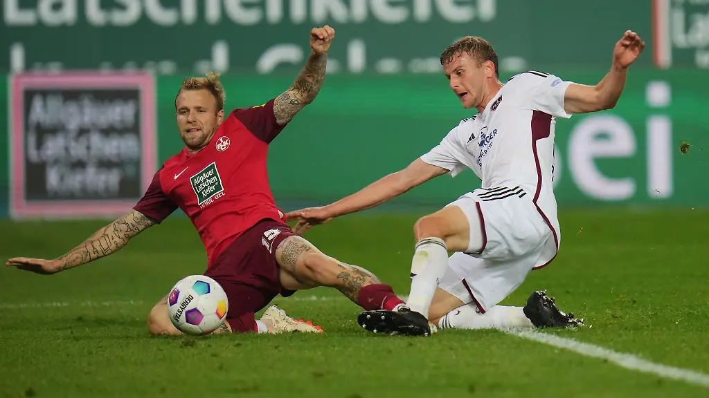 Kaiserslauterns-Tymoteusz-Puchacz-l-und-Nuernbergs-Christoph-Daferner-kaempfen-um-den-Ball