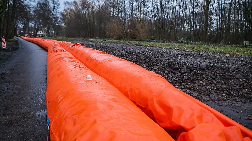 Ein-mobiler-Hochwasserschutz-liegt-am-Deich