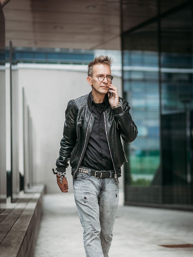 Finanzielle Freiheit ist in Zeiten multipler Krisen keine Option mehr, sondern unabdingbare Voraussetzung für ein erfülltes Leben, sagt Investmentpunk Gerald Hörhan. Jeder kann es schaffen, ist er überzeugt.