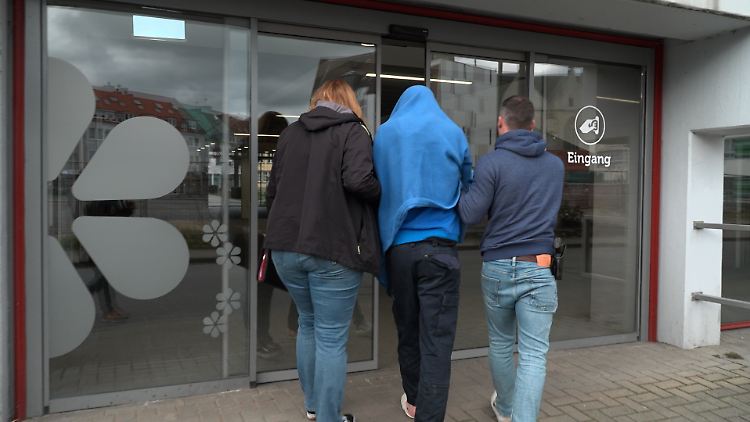 Der damals noch als tatverdächtig geltende Mann wird im März in Osnabrück der Haftrichterin vorgeführt. 