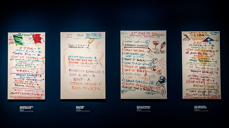 Malender Musiker oder doch umgekehrt? Ronnie Wood bannt vor jedem Konzert die Playlisten auf Leinwand.