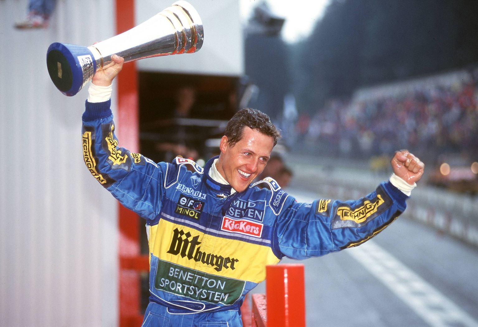 So kennen und lieben die Fans ihren Michael Schumacher: Jubelnd, als ...