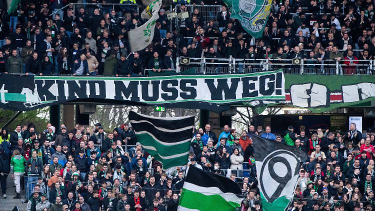 Die Fans von Hannover 96 fordern seit Jahren, dass Kind den Zweitligisten verlässt.