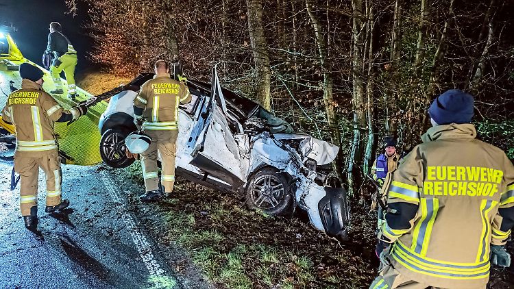 Die Feuerwehr bei der Bergung des Wracks.