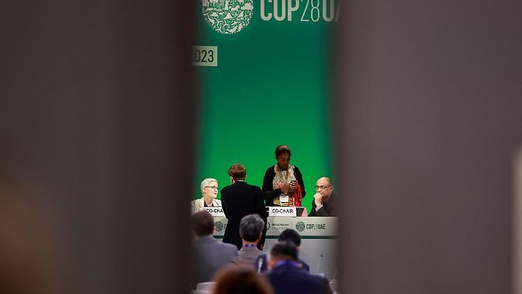 Durch den Streit um eine mögliche Abkehr von fossilen Brennstoffen ging die COP28 in die Verlängerung.