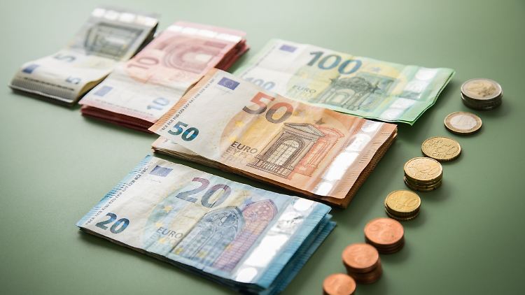Die Durchschnittszinsen bundesweit verfügbarer Angebote für Tagesgeld sind auf 1,27 Prozent gesunken.