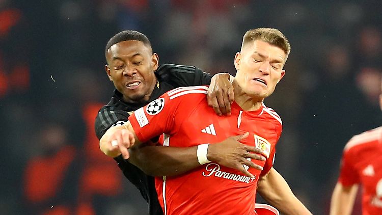 David Alaba im Zweikampf mit Nationalspieler Kevin Behrens.