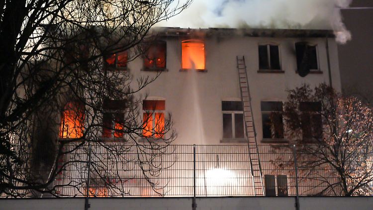 Viel zu heiß: Die Einsatzkräfte müssen das brennende Haus verlassen.