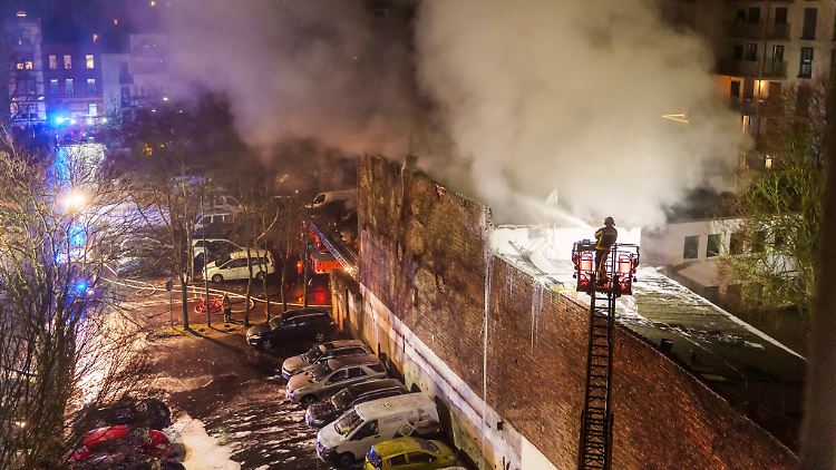 Die Decken des Wohnhauses sind einsturzgefährdet und immer wieder flammen Glutnester auf.