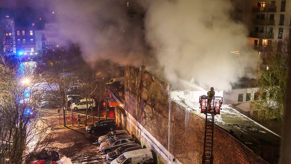 Mehr als 30 Menschen wohnten nach bisherigen Erkenntnissen der Polizei in dem Haus in der Innenstadt. Zum Zeitpunkt des Brandes sollen sich fünf Personen dort aufgehalten haben.