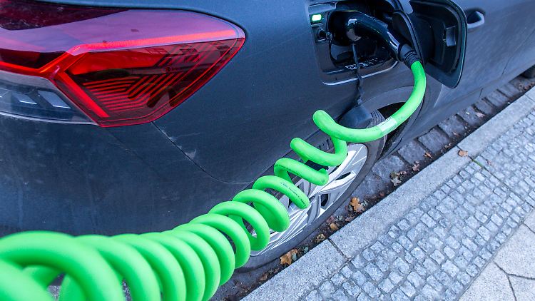 Elektroauto an der Ladesäule eines regionalen Stromanbieters - eine der Möglichkeiten, Strom zu tanken.