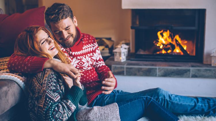 Drei Weihnachtsoutfits punkten mit Bequemlichkeit und festlichem Look.