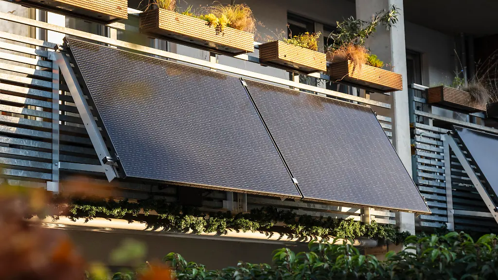 Solarpanele-sind-an-einem-Balkon-angebracht