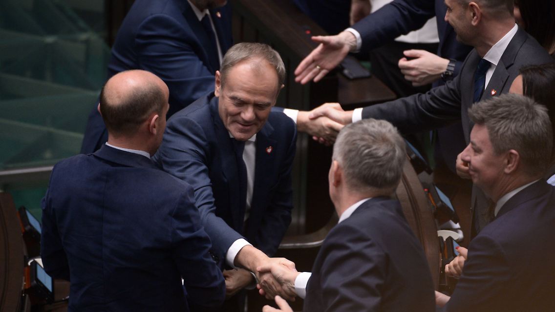 Die Regierung von Tusk besteht die Vertrauensabstimmung im Parlament.