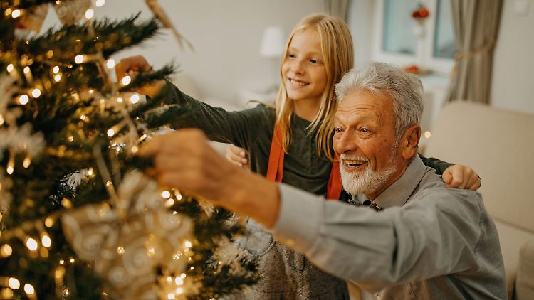 Eine Lichterkette am Weihnachtsbaum ist für viele ein Teil der perfekten Weihnachtsbeleuchtung.