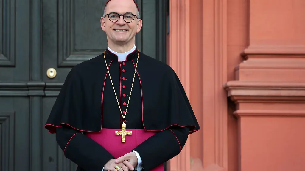 Franz-Jung-Bischof-von-Wuerzburg-steht-vor-der-Eingangstuer-des-Bischofshauses