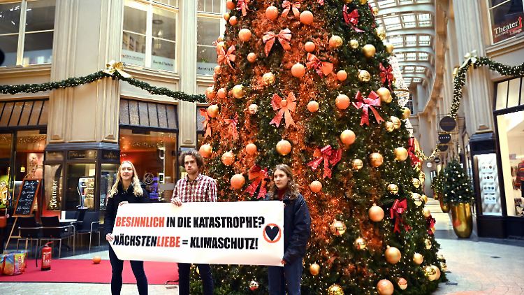 Die Aktivisten fordern, trotz "blinkender Lichter, glänzendem Schmuck und festlicher Stimmung" dürfe der Klimawandel nicht vergessen werden.