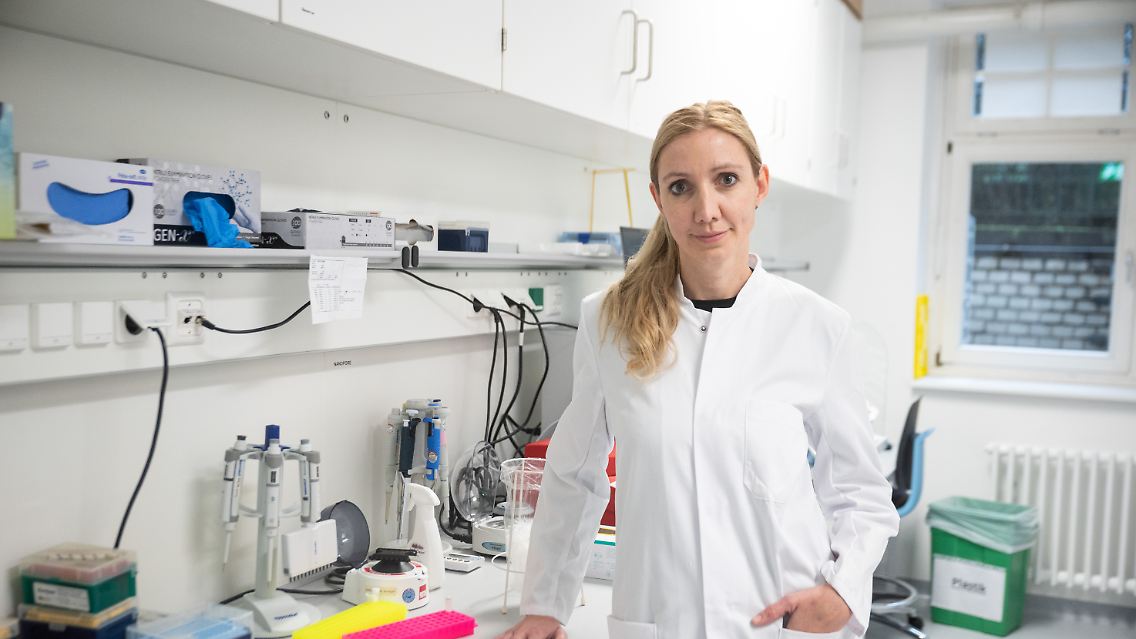 Ciesek ist seit 2019 die Direktorin des Instituts für Medizinische Virologie an der Universitätsklinik in Frankfurt am Main. 