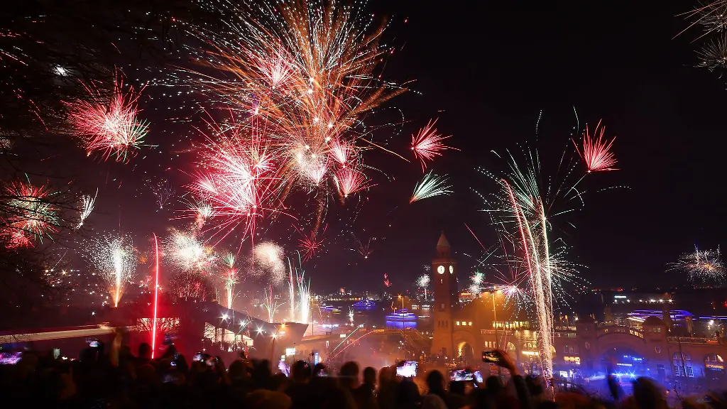Zahlreiche-Menschen-feiern-den-Jahreswechsel-auf-Sankt-Pauli-ueber-den-Landungsbruecken-am-Hafen