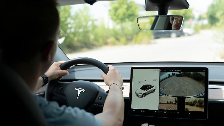 Der Name "Autopilot" ist trügerisch, handelt es sich doch nur um ein Assistenzsystem, nicht etwa um autonomes Fahren.
