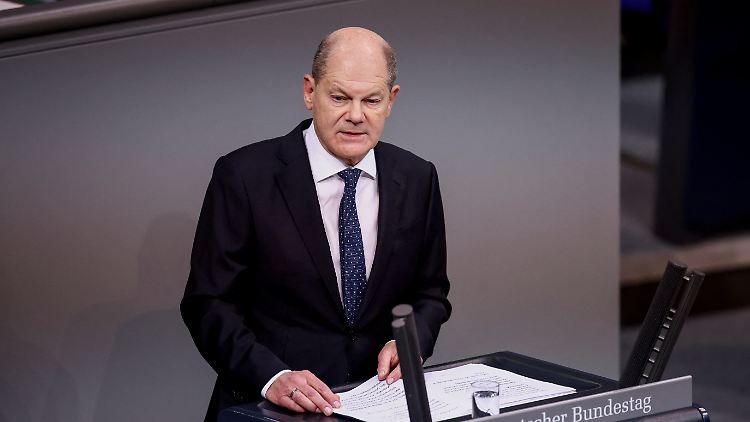 Den Kampf für "eine nachhaltige, verlässliche, finanzielle Unterstützung der Ukraine" kündigte Kanzler Scholz im Bundestag an. 