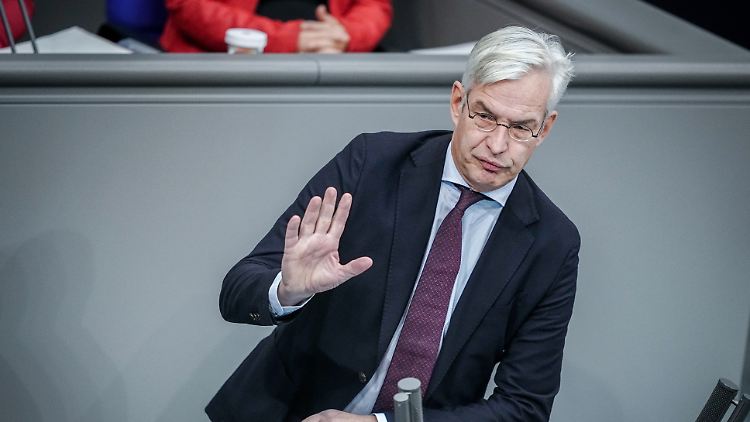 Unions-Fraktionsvize Mathias Middelberg ist skeptisch, ob die Schuldenbremse tatsächlich eingehalten wird. 